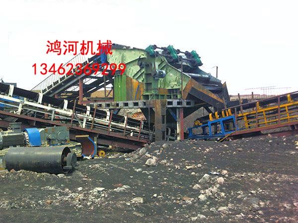3073大型香蕉篩在新疆神華準東1000萬噸煤礦工程安裝現場